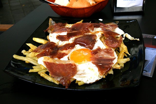 tapas típicas de Madri: huevos rotos